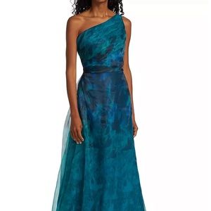 RENE BY RENE RUIZ one shoulder printed Organza. Color Green with blue underlay.